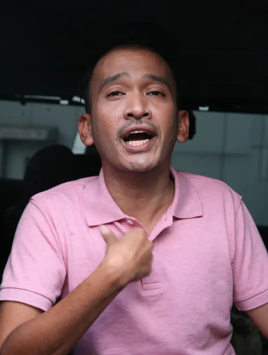 Lantas seperti apa komentar Ruben Onsu terkait keputusan Rina yang melepas hijabnya? Saat ditemui di kawasan Tendean, ia melihat keputusan Rina pasti sudah dipikir panjang. (Nurwahyunan/Bintang.com)