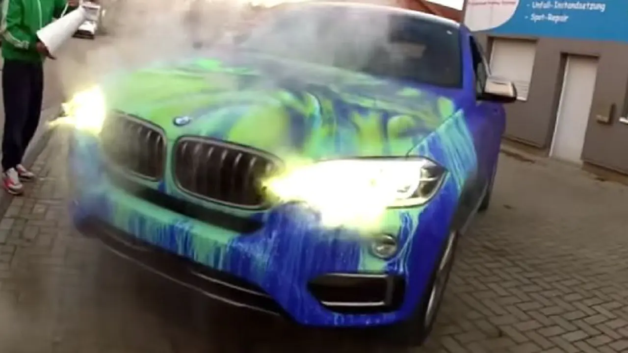 Disiram Air Panas, Cat BMW X6 Berubah Warna Seketika