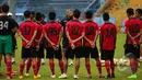 Pelatih Mitra Kukar, Scott Cooper memberikan instruksi kepada anak asuhnya saat berlatih di Stadion Gajayana, Malang, Senin (19/1/2014). (Liputan6.com/Faizal Fanani)