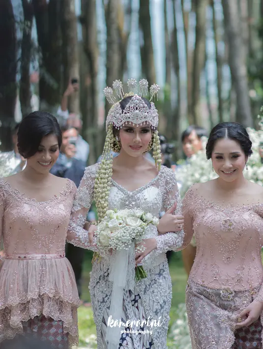 Melihat Nagita Slavina akrab dan kompak dengan Nisya Ahmad dan Syahnaz Sadiqah membuat hati sangat tenteram. Seperti saat Gigi dan Nisya mendampingi Syahnaz menuju ke meja Akad Nikah. (Instagram/nissyaa)