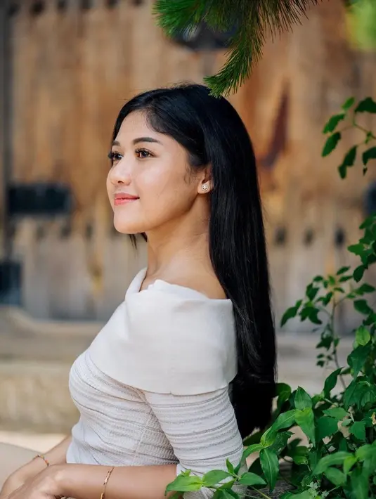 Erina Gudono terlihat memesona memperlihatkan kecantikan naturalnya. Rambut panjang hitamnya dibiarkan tergerai, dengan wajah yang dipulas makeup minimalis. [Foto: Instagram/erinagudono]