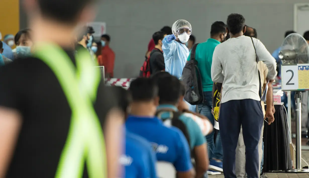 Para pekerja yang siap kembali bekerja mengantre untuk menjalani pengujian COVID-19 di pusat penapisan (screening) regional di Singapura (10/6/2020). (Xinhua/Then Chih Wey)