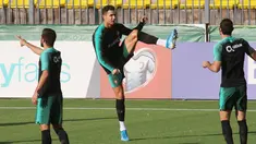 Penyerang Portugal, Cristiano Ronaldo (tengah) melakukan pemanasan dalam sesi latihan di Vilnius, Lithuania (9/9/2019). Portugal akan bertanding melawan Lithuania pada grup B Kualifikasi Euro 2020. (AFP Photo/Petras Malukas)