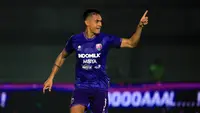 Selebrasi pemain Persita Tangerang, Christian Mangaron Rontini setelah mencetak gol ke gawang PSIS Semarang&nbsp;dalam pertandingan pekan kedua BRI Liga 1 2023/2024 yang berlangsung di Stadion Indomilk Arena, Tangerang, Sabtu (8/7/2023). (Bola.com/Ikhwan Yanuar)&nbsp;