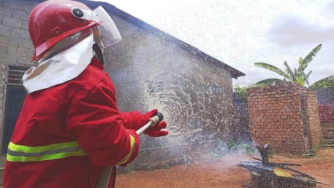 Semprotan air dari selang motor damkar Wak Jago memadamkan api, dalam simulasi pemadaman kebakaran di Lorong Mari Plaju Palembang Sumsel (Liputan6.com / Nefri Inge)
