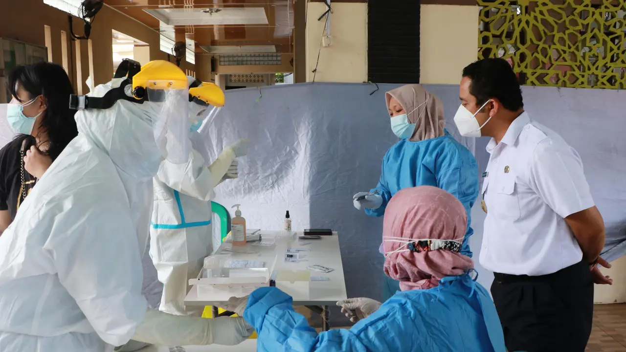 Pemerintah Kota Tangerang melakukan testing Covid-19 selama dua hari. Hasilnya, ditemukan hampir 700 warganya positif Covid-19.