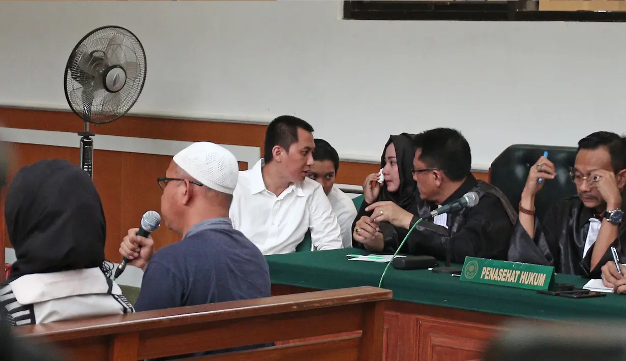 Terdakwa bos First Travel Andika Surachman, Anniesa Hasibuan dan Siti Nuraidah menjalani sidang lanjutan di Pengadilan Negeri Depok, Senin (5/3). Agenda sidang adalah mendengarkan keterangan 6 saksi yang dihadirkan jaksa. (Liputan6.com/Herman Zakharia)
