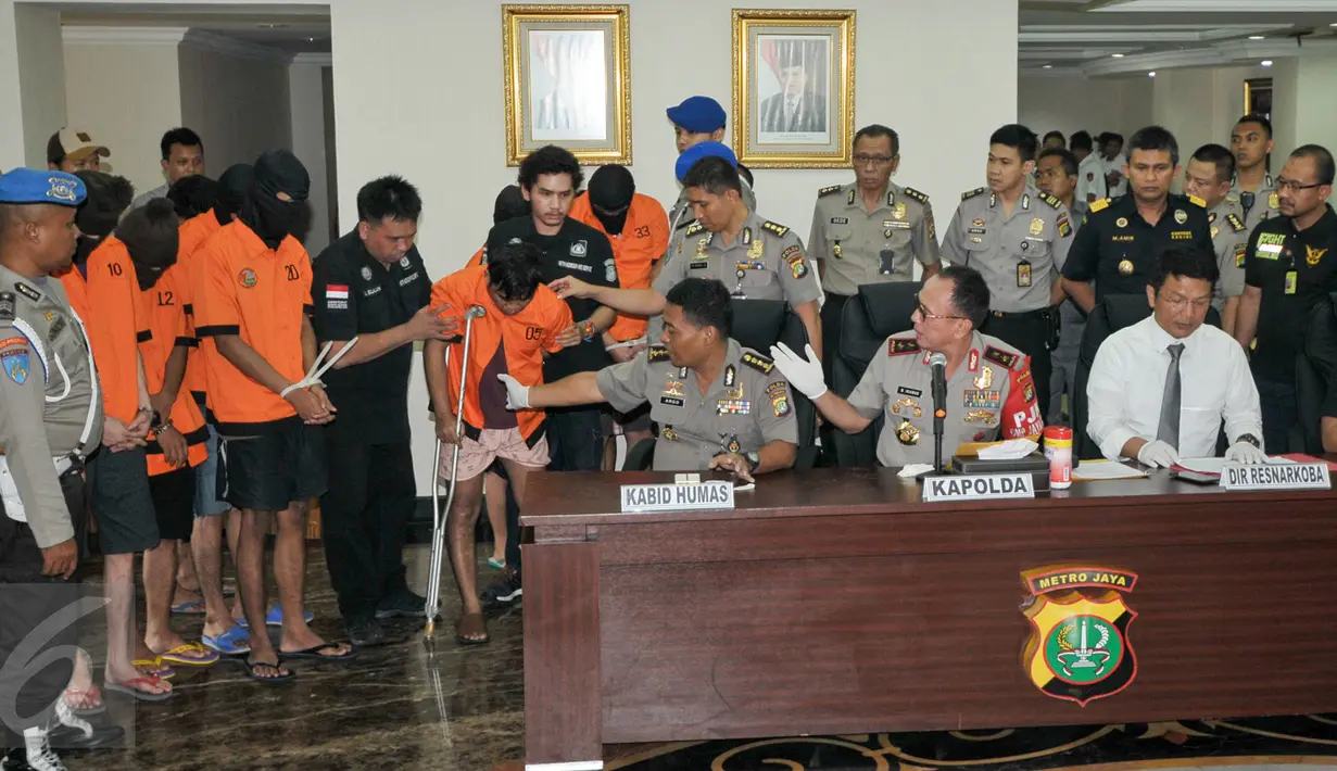 Para tersangka dihadirkan dalam rilis pengungkapan kasus narkoba di Polda Metro Jaya, Jakarta, Rabu (11/1). Polda Metro berhasil mengungkap kasus peredaran narkoba yang menonjol melibatkan 11 WNI dan 1 Warga Negara Nigeria. (Liputan6.com/Yoppy Renato)