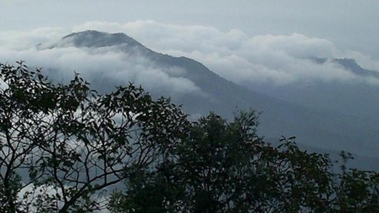 Sisir puncak Lawu tim SAR gabungan hanya temukan kacamata & tongsis