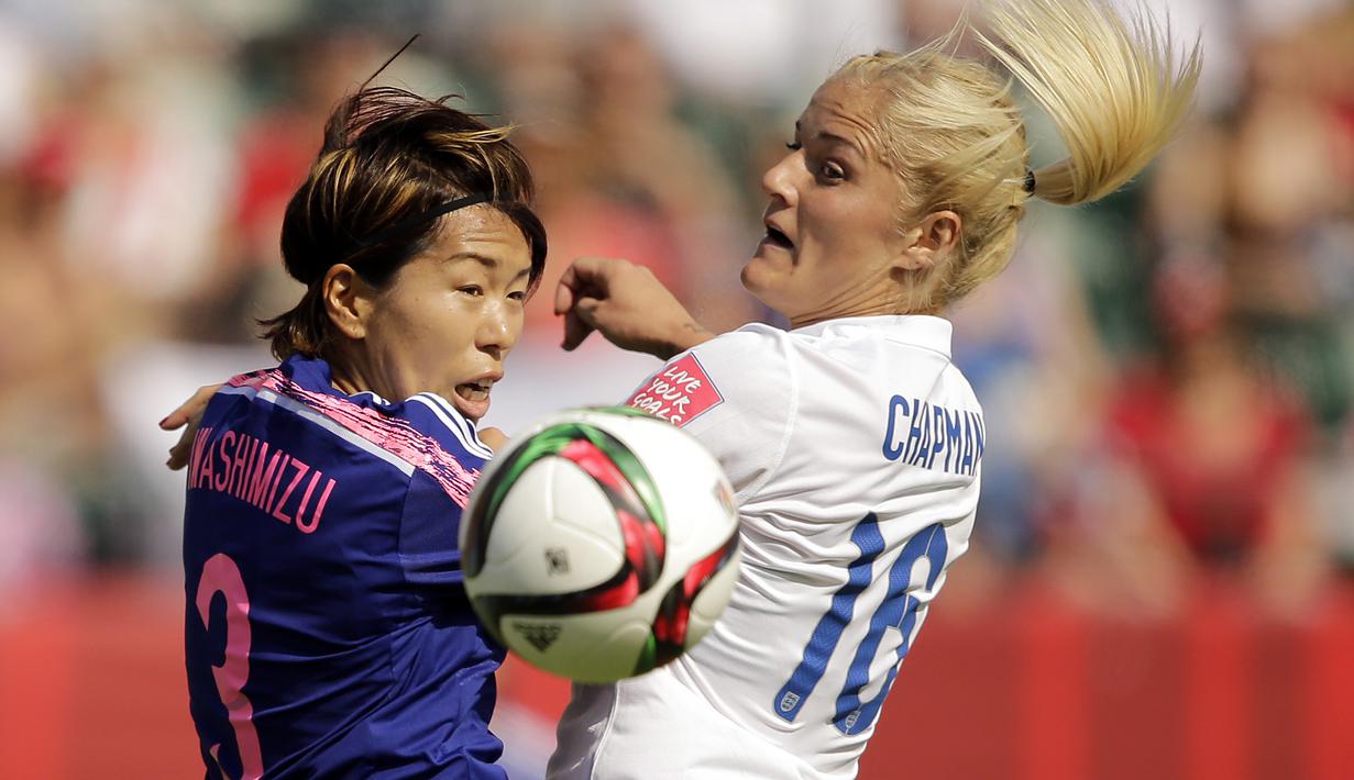 Bek Jepang, Azusa Iwashimizu (kiri) berebut bola dengan gelandang Inggris, Katie Chapman dalam semifinal Piala Dunia Wanita 2015di Stadion Commonwealth, Montreal, Kanada. (1/7/2015).  (Erich Schlegel-USA TODAY Sports/Reuters)