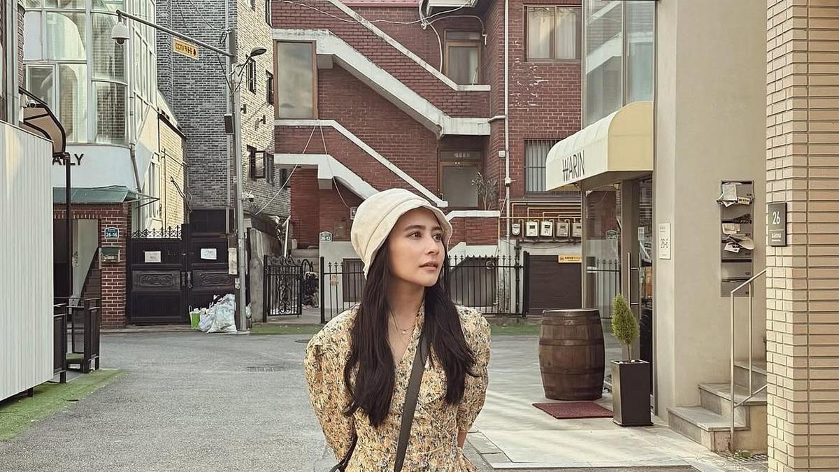Inspirasi OOTD Liburan ala Prilly Latuconsina di Korea: Dari Gaun Bunga Hingga Gaya Kafe Buku yang Stylish!