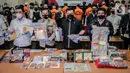 Dirtipideksus Bareskrim Polri Brigjen Pol Helmy Santika dan Karopenmas Divisi Humas Polri menunjukkan barang bukti saat rilis kasus dugaan investasi ilegal E-Dinar Coin (EDC) Cash.di Bareskrim Polri, Jakarta, Kamis (22/4/2021). (Liputan6.com/Faizal Fanani)