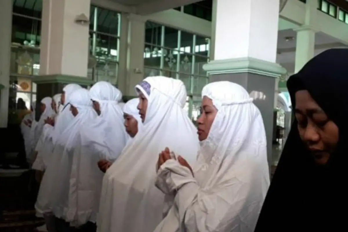 Jemaah Calon Haji Indonesia melakukan salat gaib.