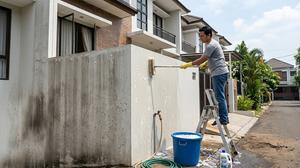 9 Cara Membersihkan Fasad Rumah dari Debu Jalan agar Tampilan Rumah Tetap Cerah dan Terawat