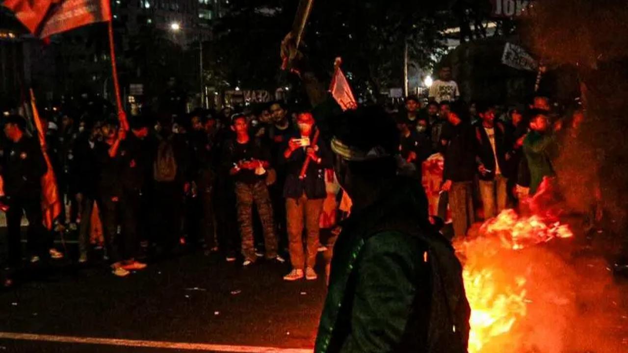 Teriakan Revolusi pun sempat terdengar selama unjuk rasa tersebut.