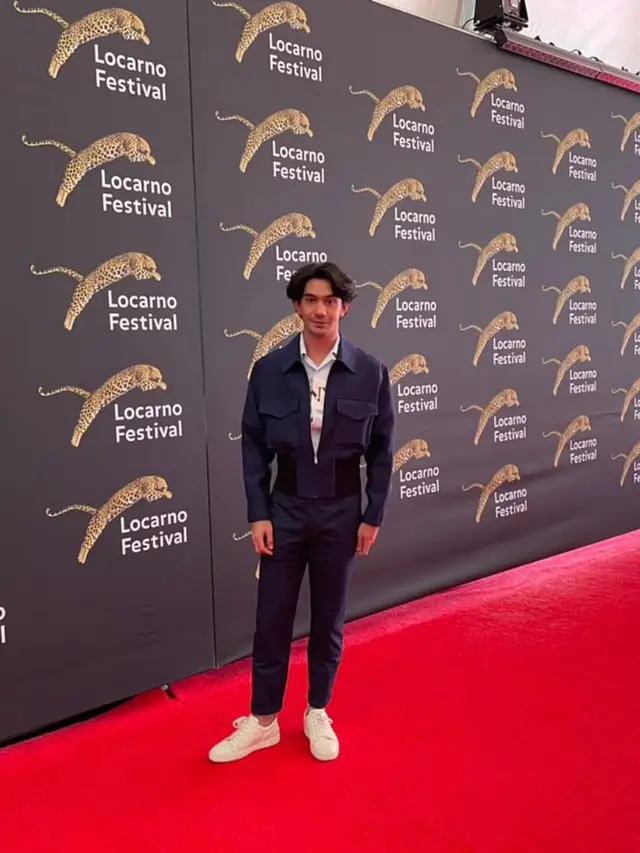 Reza Rahadian di karpet merah Festival Film Internasional Locarno Swiss. (Foto: Instagram @officialpilarez)