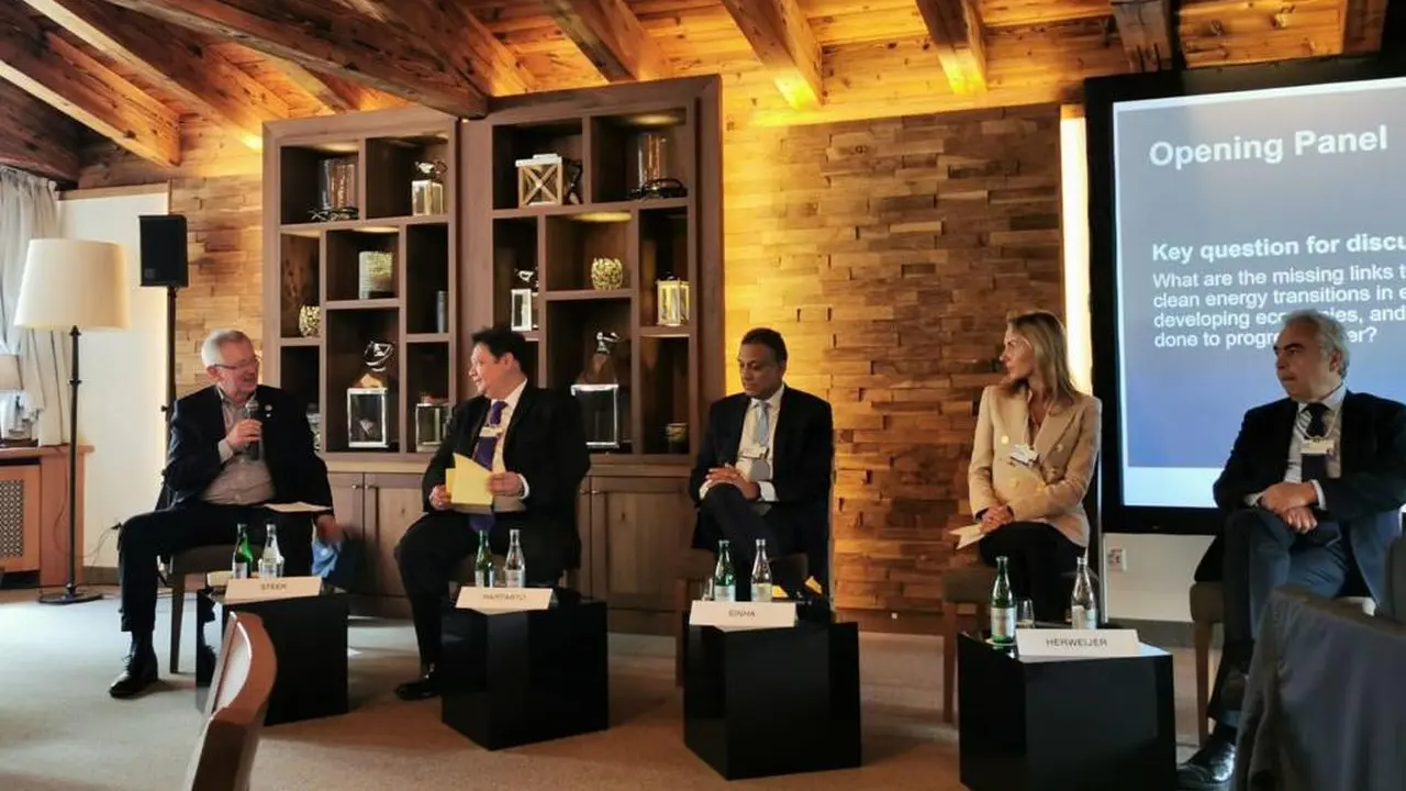 Menteri Koordinator Bidang Perekonomian Airlangga Hartarto hadir sebagai panelis dalam workshop percepatan transisi energi di emerging and developing economies pada World Economic Forum Annual Meeting 2022 di Davos, Swiss.