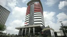 Tim Satgas KPK menggiring satu orang yang diduga sebagai pihak penyuap Dirjen Perhubungan Laut (Hubla) Kementerian Perhubungan.