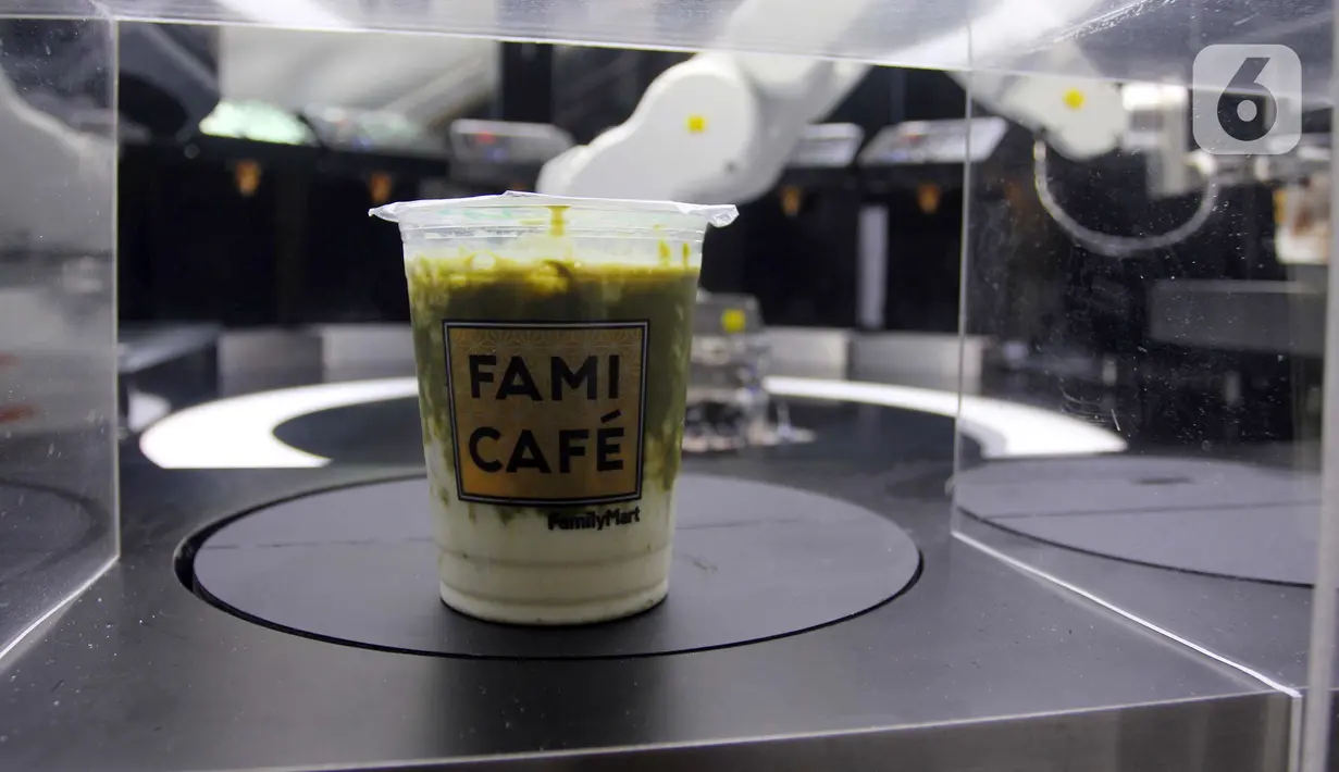 Robot barista menyelesaikan pembuatan minuman pesanan pelanggan di Family Mart, Grand Indonesia East Mall, Jakarta, Senin (10/1/2022). FamilyMart Indonesia meluncurkan pengoperasian robot barista yang mampu membuat minuman untuk pelanggan dalam waktu satu hingga dua menit. (merdeka.com/Arie Basuki)