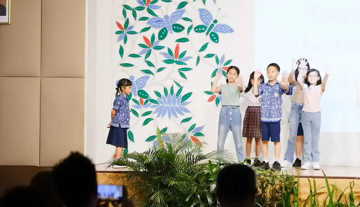 Selama seminggu, Nastusha tak bisa mengikuti latihan. Tapi, putri pertama pasangan ini mampu berkolaborasi dengan temannya dengan baik. Penampilan ini disaksikan oleh para orangtua murid. Termasuk, Glenn dan istri. [Youtube/Alinskie Family]