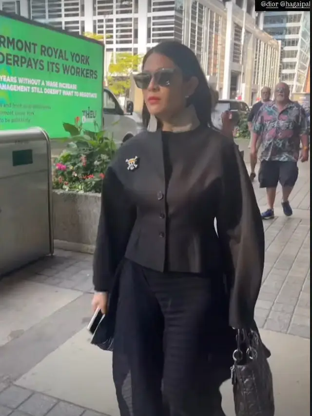 Gaya Fearless Dian Sastrowardoyo dengan Busana Serba Dior dan Pin One Piece di Toronto International Film Festival 2025