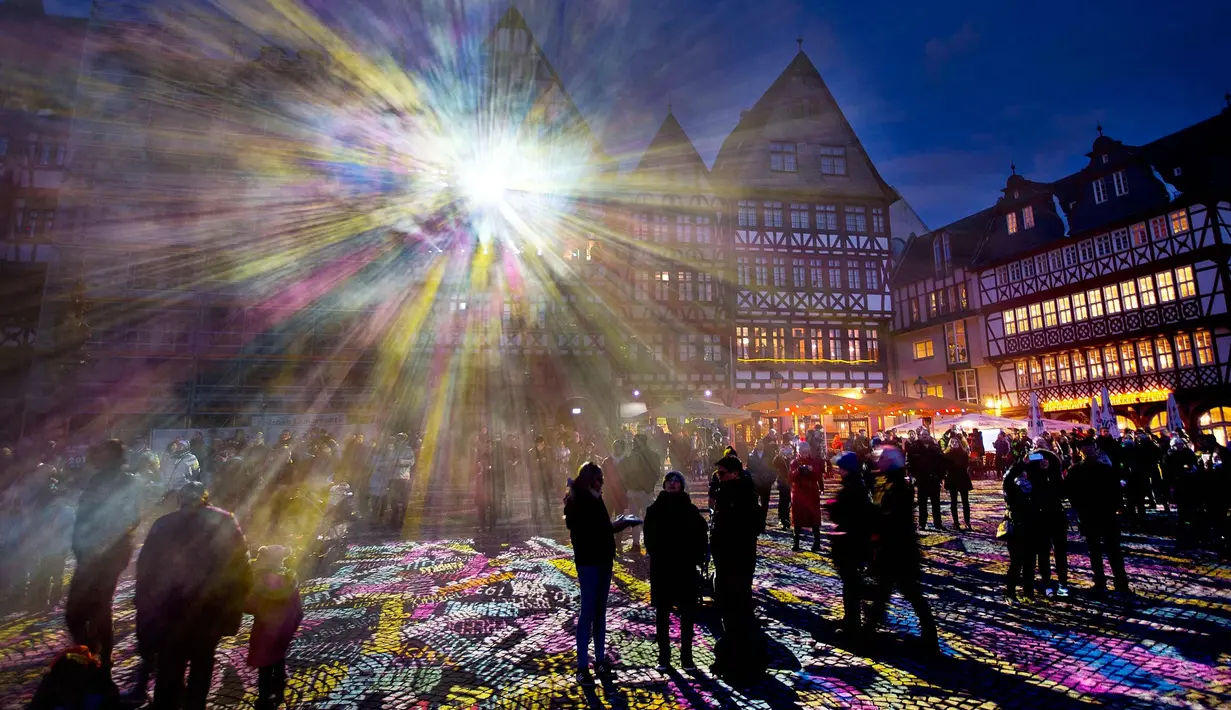 Cahaya menyinari salah satu bangunan di Lapangan Roemer saat acara pembukaan festival cahaya "Luminale" di Frankfurt, Jerman, (20/3). (AP Photo / Michael Probst)