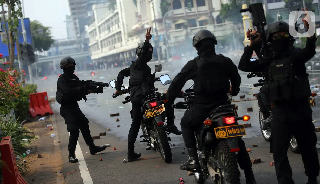 Polisi terlibat bentrok dengan pengunjuk rasa yang menolak UU Cipta Kerja di kawasan Harmoni, Jakarta, Kamis (8/10/2020). (Liputan6.com/Faizal Fanani)