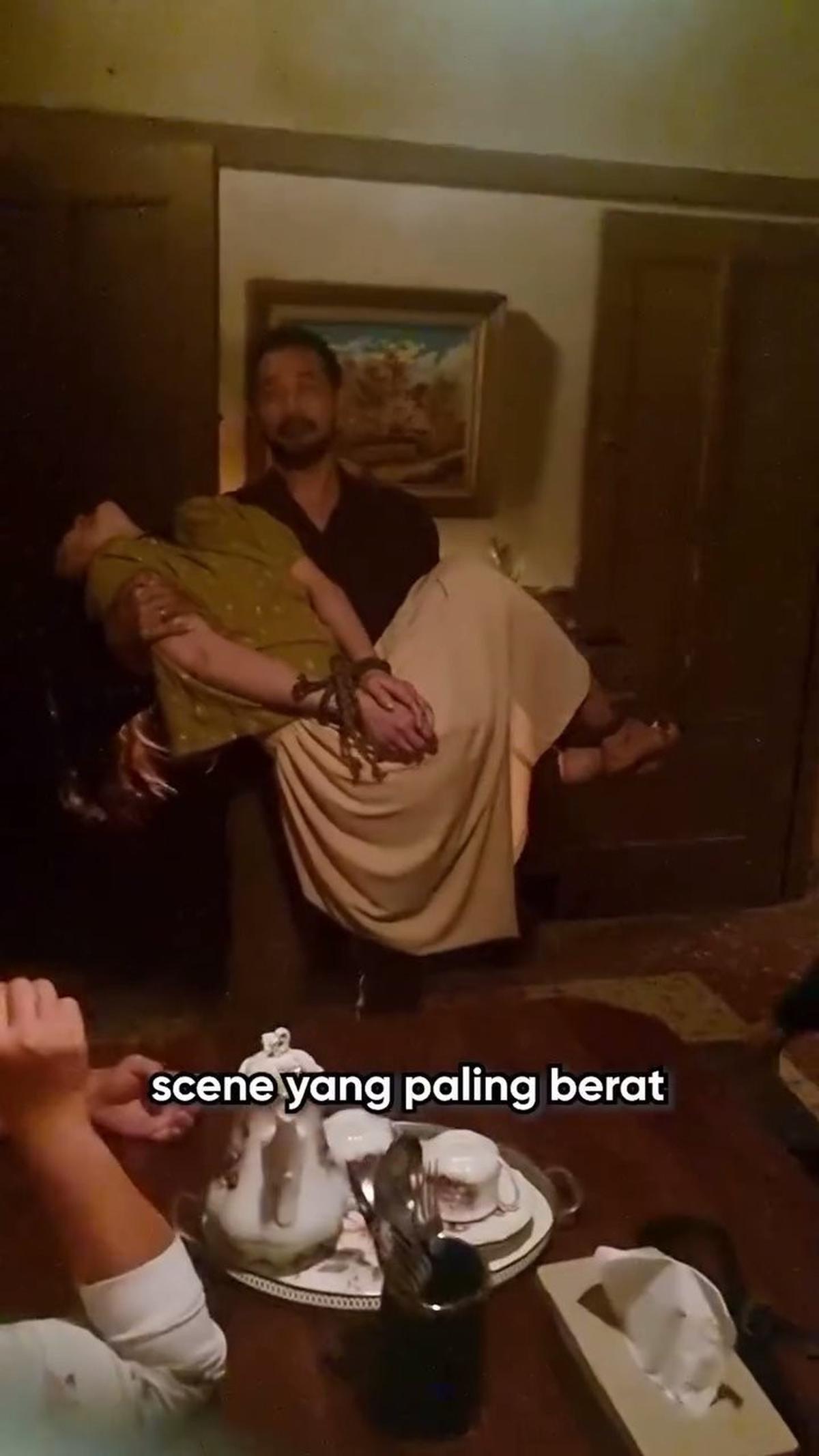 Sambil Bopong Luna Maya, Momen Oka Antara Kena Prank Crew saat Syuting