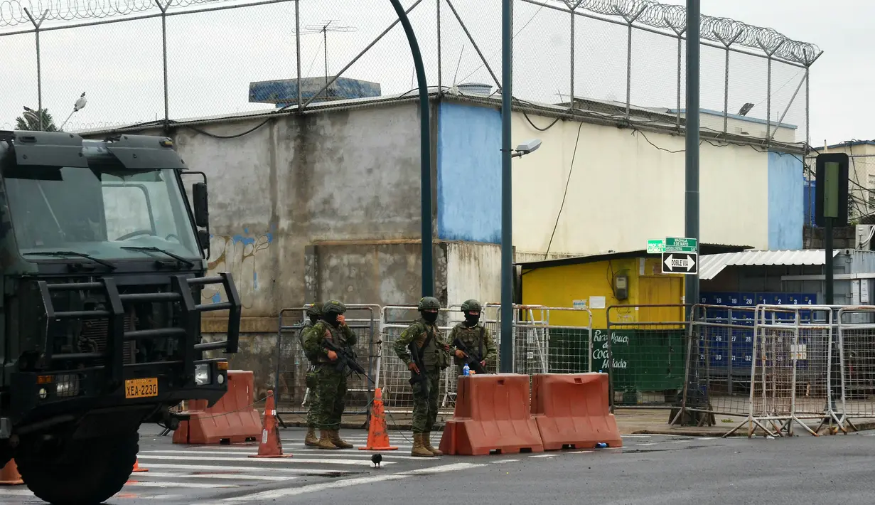Laporan terakhir menyebutkan, 178 petugas penjara diculik di dalam penjara selama empat hari serangan kartel narkotika. (STRINGER/AFP)