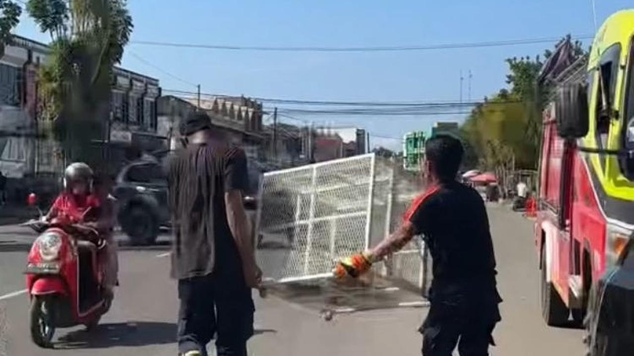 Momen Biawak Masuk Mesin Mobil Ini Viral, Aksi Cepat Tanggap Damkar Tuai Pujian