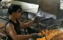 Dihujat karena Berkeringat saat Goreng Kerupuk, Aksi Penjual Kerupuk Cosplay Pakai Gamis Ini Curi Perhatian