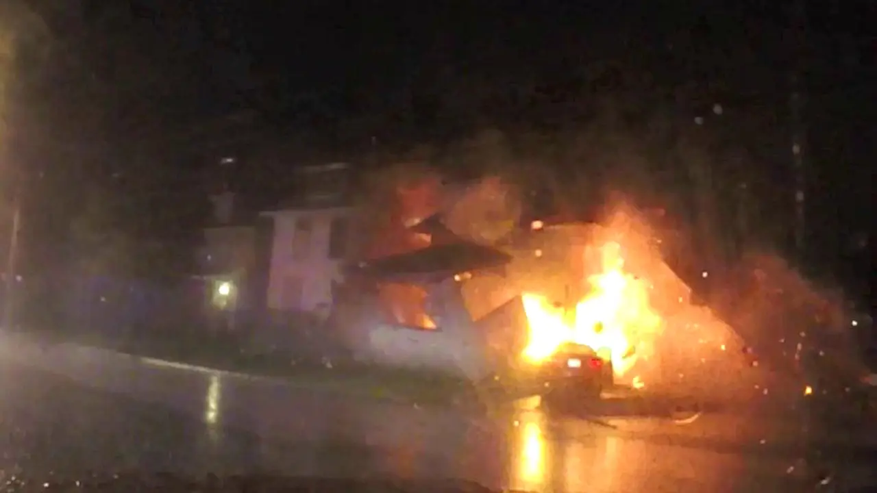 Mobil Menabrak Meteran Gas, Rumah Meledak