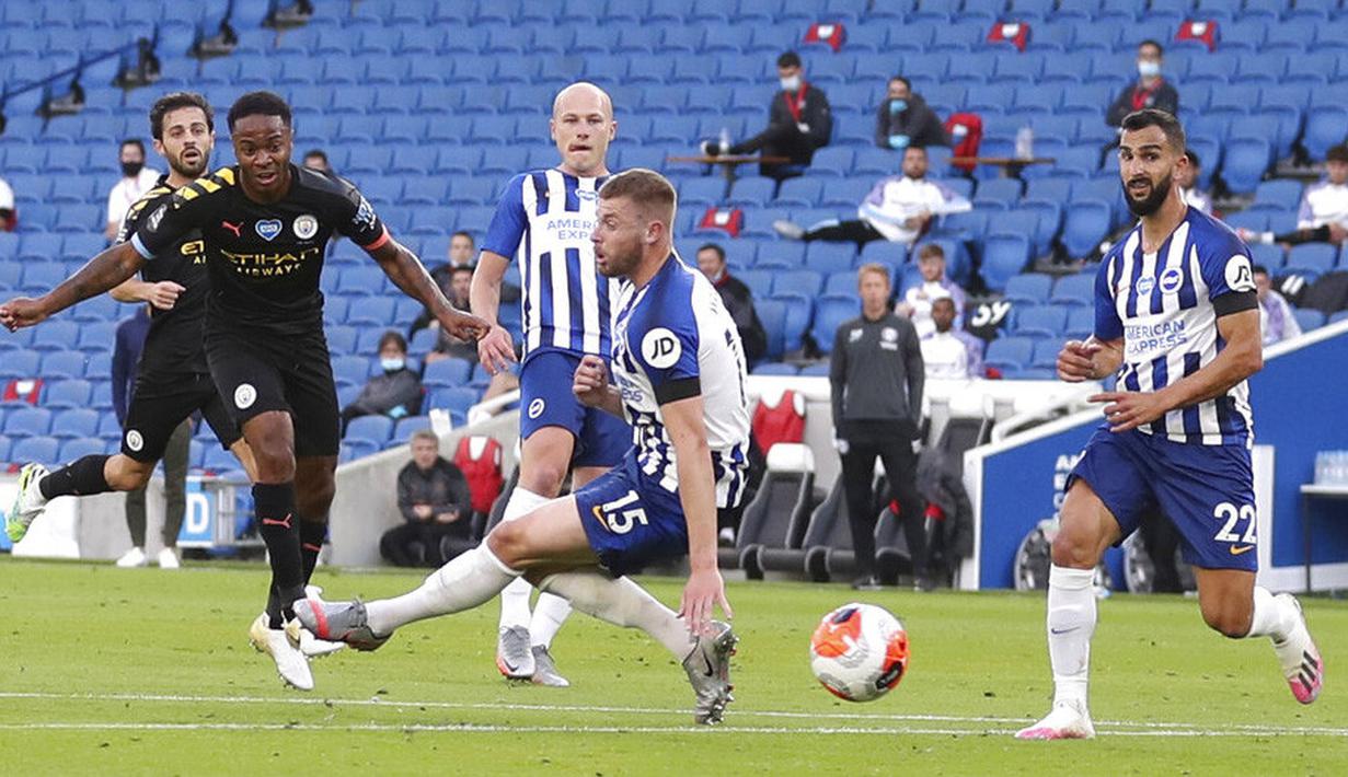 Pemain Manchester City, Raheem Sterling, mencetak gol ke gawang Brighton and Hove Albion pada laga Premier League di Stadion Falmer, Sabtu (11/7/2020). Manchester City menang 5-0. (Cath Ivill/Pool via AP)