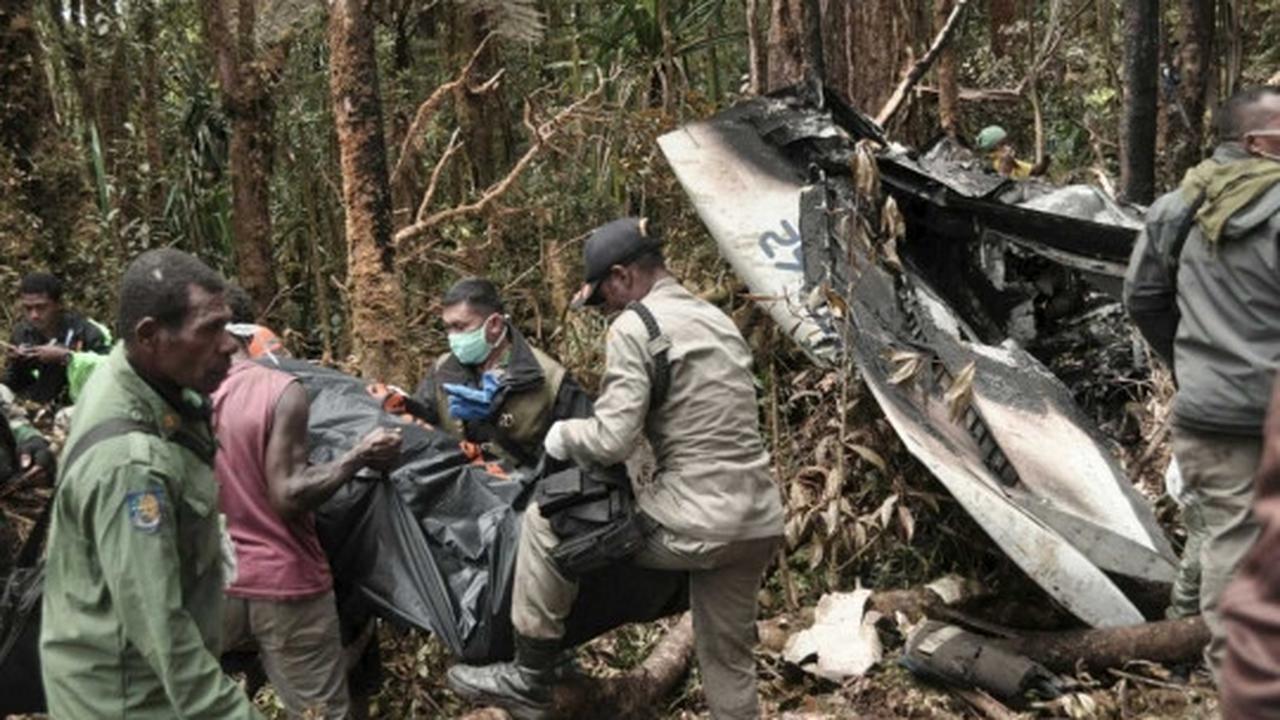 Evakuasi korban pesawat Trigana Air
