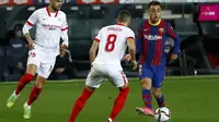 Bek Barcelona, Sergino Dest mengumpan bola saat bertanding melawan Sevilla pada pertandingan leg kedua babak semifinal Copa del Rey di stadion Camp Nou, Spanyol, Kamis (4/3/2021). Sebelumnya, Barcelona kalah dengan skor 0-2 pada leg pertama. (AP Photo/Joan Monfort)