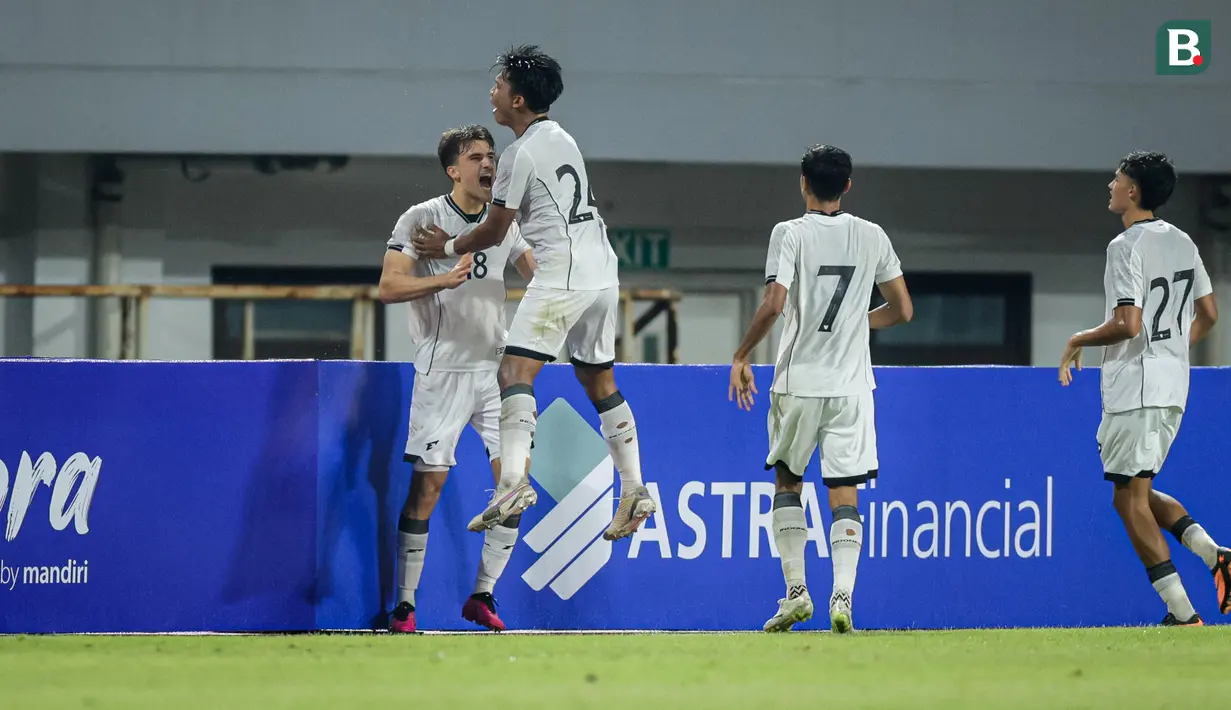 <p>Seleberasi Mauro Zijlstra usai berhasil mencetak gol pertama Timnas Indonesia U-22 pada laga ujicoba melawan Mali U-22 yang digelar di Stadion Pakansari, Kabupaten Bogor, Selasa (18/11/2025) pukul 20.00 WIB. (Bola.com/Bagaskara Lazuardi)</p>