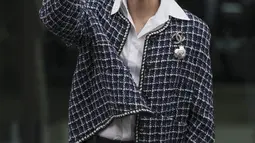 Park Seo-joon menghadiri peragaan busana Chanel untuk koleksi Fall-Winter 2023/24 di Paris Fashion Week, Selasa (7/3/2023). Di dalam, Park Seo-joon mengenakan kemeja putih berkancing sederhana dengan rambut disisir ke belakang sebagai ciri khasnya. (Scott Garfitt/Invision/AP)
