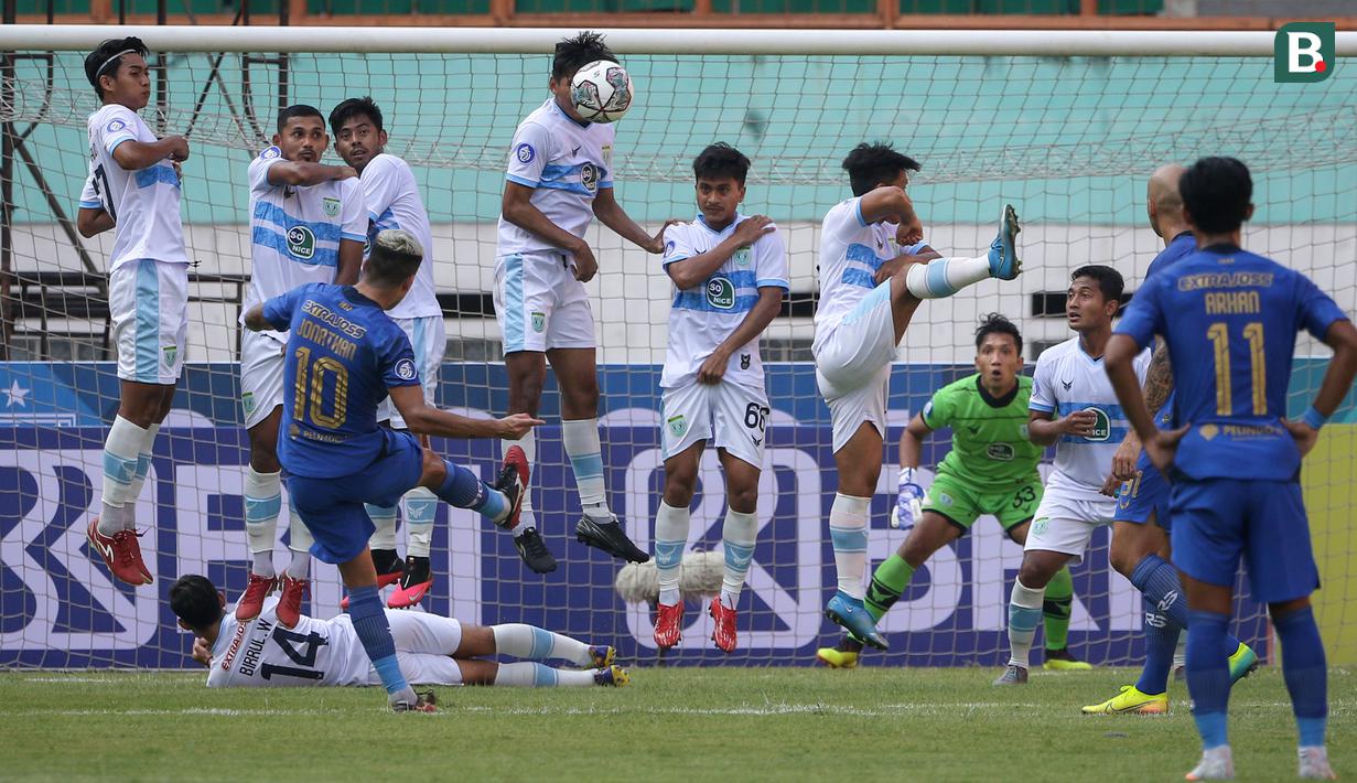 Penyerang PSIS Semarang, Jonathan Eduardo Zorilla (10) melakukan tendangan bebas ke gawang Persela Lamongan dalam laga pekan pertama BRI Liga 1 2021/2022 di Stadion Wibawa Mukti, Cikarang, Sabtu (04/09/2021). (Bola.com/Bagaskara Lazuardi)