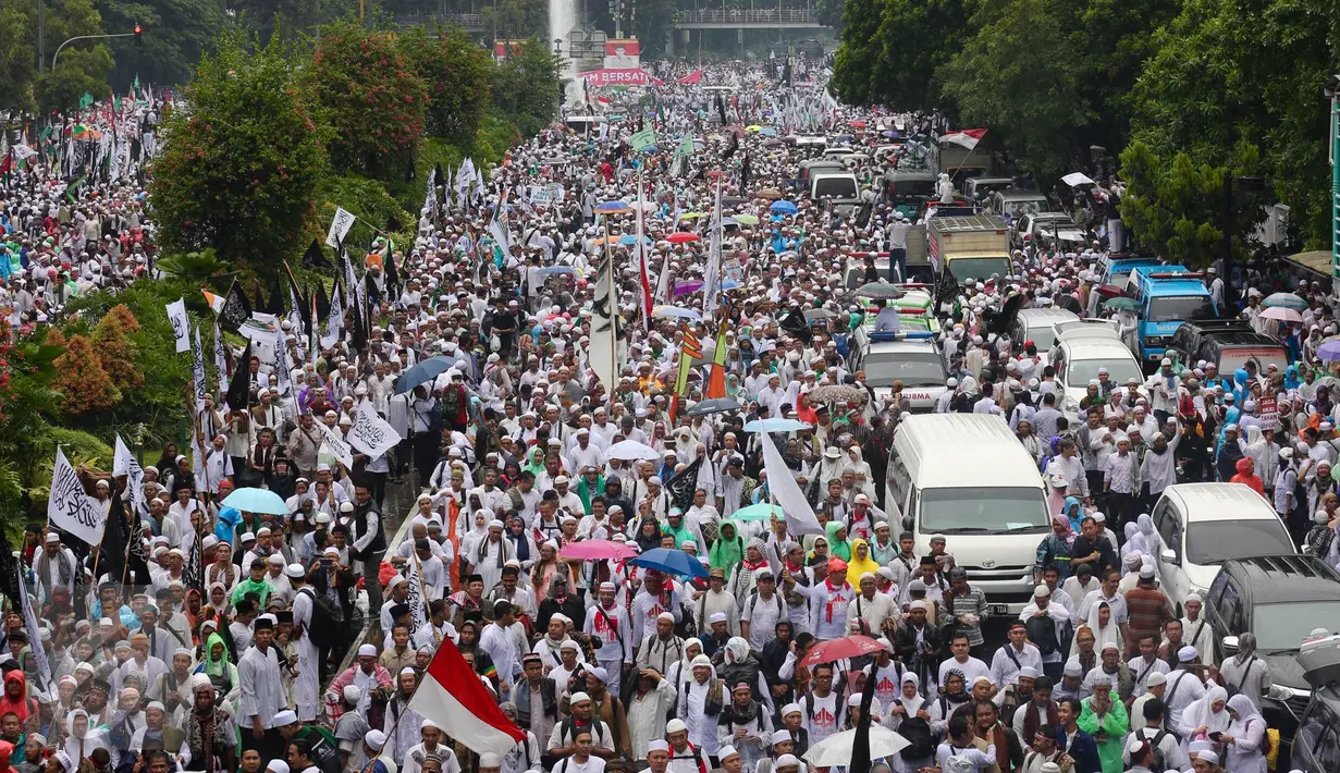 Ribuan peserta aksi damai 2 Desember berjalan kaki sambil berorasi‎ menyusuri Jalan MH Thamrin, Jakarta, Jumat (2/12). Usai melaksanakan salat jumat, massa yang memenuhi dua jalur MH Thamrin itu berjalan kaki menuju Bundaran HI (Liputan6.com/Fery Pradolo)