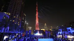 Menara tertinggi di dunia, Burj Khalifa diterangi dengan pertunjukan laser untuk merayakan wahana tak berawaknya memasuki orbIt Planet Mars, di Dubai, Selasa (9/2/2021). Suksesnya misi Hope ke orbit Mars itu menjadikan UEA negara Arab pertama yang mencapai planet tersebut. (AP Photo/Kamran Jebreili)