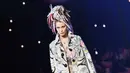 Bella Hadid, adik dari Gigi Hadid tampil di LFW 2016 menjadi salah satu model brand Versace untuk koleksi Spring/Summer 2017. Menyaksikan penampilan Bella, Gigi dan Zayn sempat menolehkan kepalanya ke kamera sambil tersenyum bahagia. (AFP/Bintang.com)