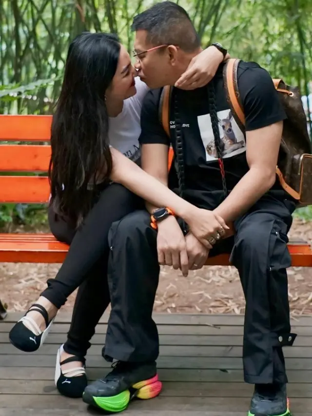 Model Sepatu Keluarga Ashanty Saat Liburan di China