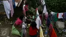 Sejumlah anak terlihat asyik bermain di pengungsian Sinabung, Desa Batu Karang, Medan, Sabtu (4/7/2015). Sebanyak 1254 jiwa dari desa Gursinayan sudah mengungsi selama 1 bulan. (Liputan6.com/JohanTallo)