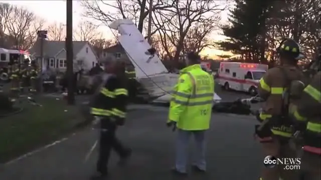 Sebuah pesawat jatuh ke pemukiman warga setelah terbang dari bandara. Beruntung dua penumpangnya selamat