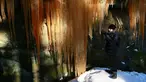 Penampakan air terjun oranye yang membeku di Desa Pulcin, Republik Ceko, Senin (23/1). Cuaca yang sangat dingin membuat air terjun tersebut membeku. (AFP Photo/ RADEK MICA)