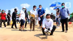 Direktur Utama PT Bank Tabungan Negara (Persero) Tbk. Haru Koesmahargyo saat melepas tukik di pantai Nusa Dua, Denpasar Sabtu (10/4/2021). Bank BTN memberikan bantuan CSR untuk mendukung program konservasi terumbu karang dengan  pengembangan 710 terumbu karang. (Liputan6.com/Pool/BTN)