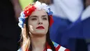 Fans Cantik asal Kroasia menanti laga babak 16 besar antara Kroasia melawan Portugal di Stade Bollaert-Delelis, Lens, Prancis (25/6/2016). (REUTERS/Charles Platiau)