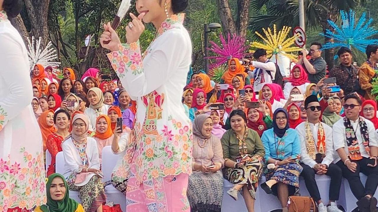 Aksi Fashion Show Niena Kirana Riskyana di Catwalk