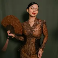 Tampilan Ariel Tatum dalam balutan kebaya Didiet Maulana di Hari Kebaya Nasional. [@didietmaulana].