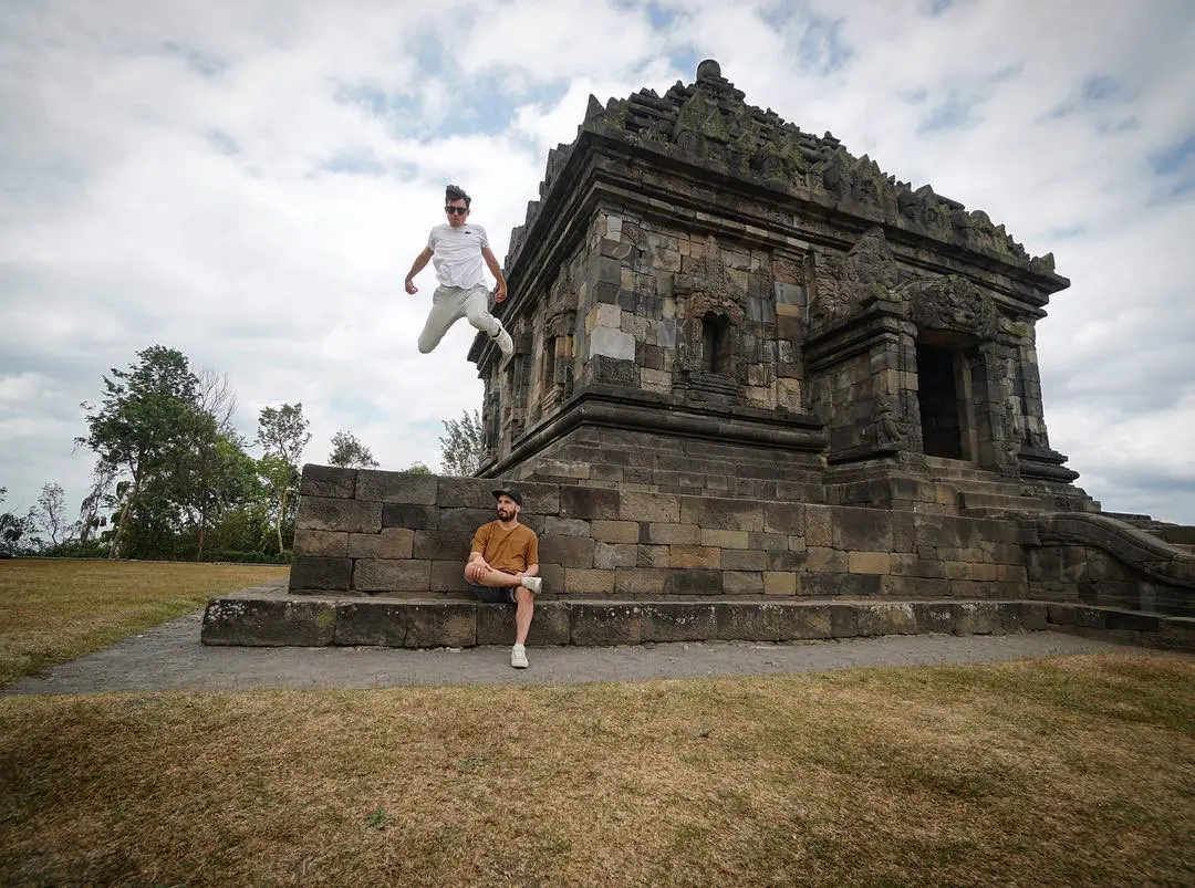 Grup band Amerika Serikat, Cash Cash saat berada di Prambanan, Yogyakarta. (Instagram - @cashcash)